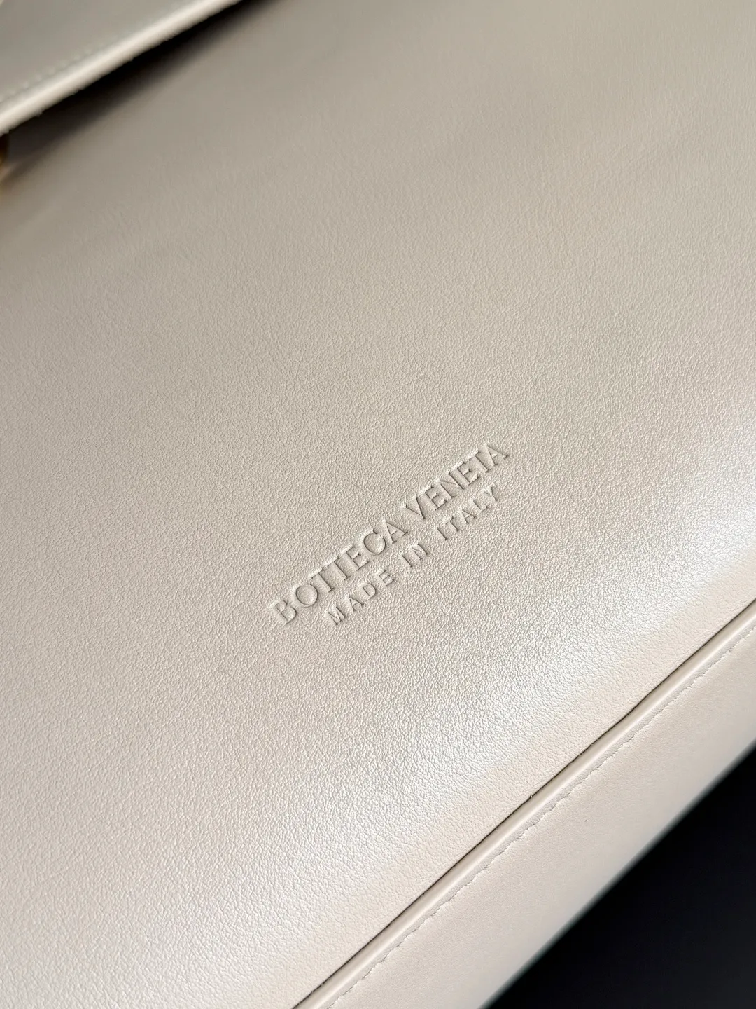 Batch 3160 BottegaVeneta Latest Ciao Ciao Bag Silky cowhide two-way flap handbag with signature twist detail, hidden hook closure, flap can be fastened to the front or attached to the INTRECCIATO woven internal pocket, comes with an adjustable and removable crossbody strap, internal compartment, and also features a zippered pocket. The surprise flap has various shapes. Style 1 - Cover the bag surface, exposing the knot and knot decoration. Style 2 - Place the flap inside the bag. A buckle is also designed. Style 3 - The U-shaped position of the top handle in the hand bag. Style No.: 826195 Size: 42*32*15cm